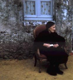 Leonide devant sa maison