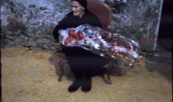 Leonide et son bouquet de fleurs