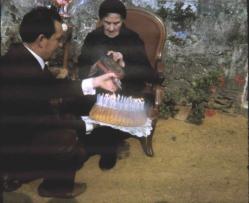 Leonide souffle ses bougies a l aide d un souflet et de m le maire